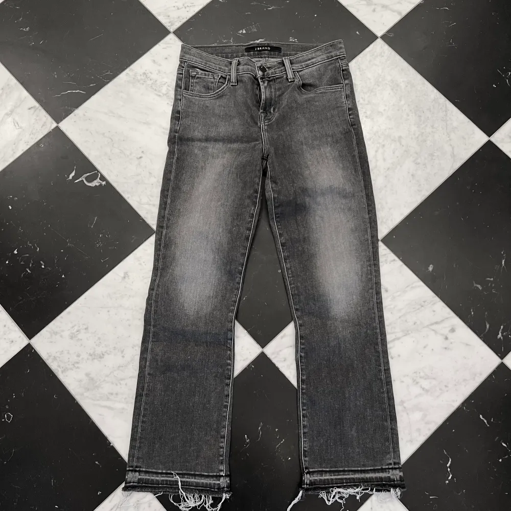 Gråa cropped flare jeans från J brand. Storlek 24. Mycket bra skick!☺️. Jeans & Byxor.