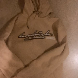 Hoodrich dress - Hej jag säljer min ganska nya Hoodrich dress storlek s till m från jd sports där jag köpte den för cirka 5 månader sedan och jag säljer den nu för 500kr hela dressen normal pris 1400kr i jdsports