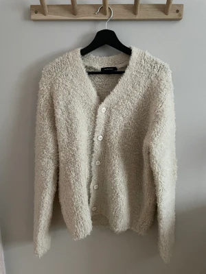 Fluffig cardigan Paul & Friends - Säljer min supersköna cardigan från Paul & Friends, väldigt skönt material inuti. Storlek S. Färgen är mer mot det vita hållet. Kan användas av både tjejer och killar. Använd vid endast ett tillfälle, nyskick! Nypris runt 1700kr. Använd ej köp nu! 