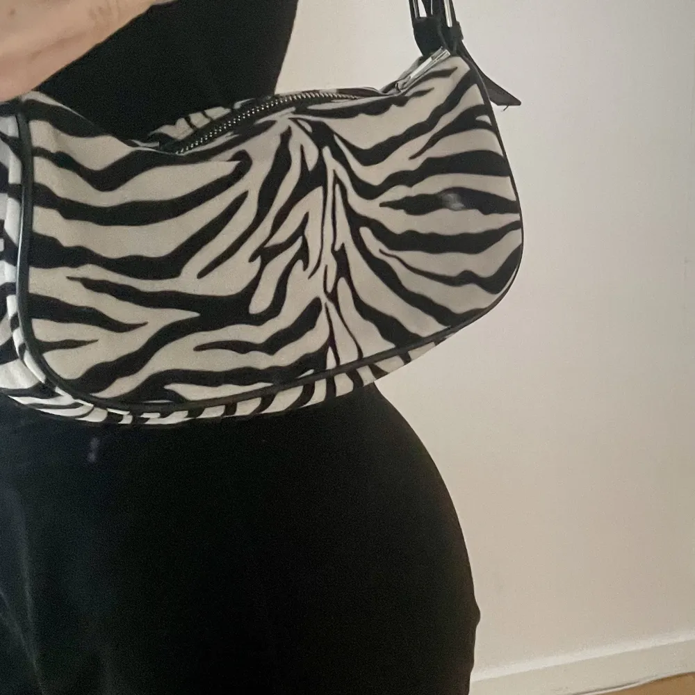 Säljer denna as balla zebramönstrade handväskan från Gina tricot. Jag har använt den men det finns inga skador eller liknande. Säljer för 90 kr + frakt.🖤🤍. Väskor.