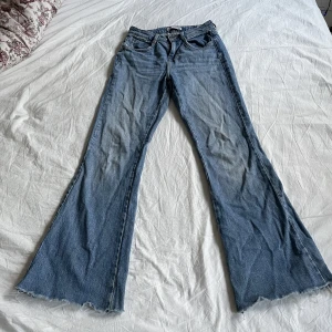 Zara jeans  - Utsvänga zara jeans:) bra skick behöver bara strykas 
