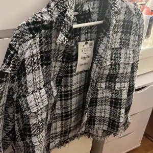 Helt ny skjortjacka från Zara som aldrig kom till användning, nypris 559kr