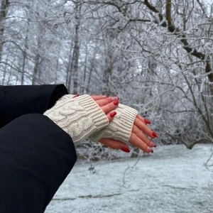 ”Cream” wrist - ”Cream” wrist - Vår model ”Cream” är en kortare torgvante med flätat mönster för endast 79:-✨