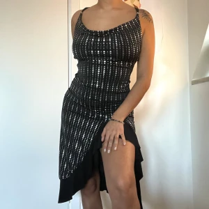 Fest klänning - INTRESSEKOLL på denna otroliga klänning perfekt för nyår! Skön och stretchig med silver detaljer. Skriv privat vid intresse! Obs säljer inte för under 350kr ❄️