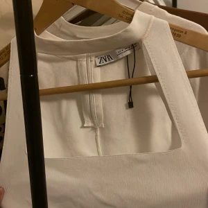 Söt topp från zara - Jättefin tröja som är lite förstor på mig, därför säljs den. Kan även byta mot en i s!❤️❤️❤️
