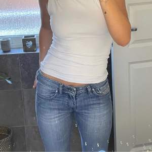 Bilder från förra ”ägaren” , säljer dessa lågmidjade diesel jeans i modell straight. Waist 29 lenght 34. Midjemåttet 82 cirka 🔆🔆