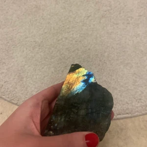 Labradorit kristaller - 2 stycken labradorit kristaller  Säljer endast båda tillsammans, 200kr💗