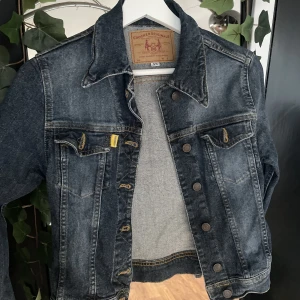 Jeansjacka - Blå jeans jacka från crocker som tyvärr är för liten för mig 🤍