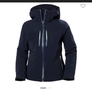 Helly Hansen skidjacka dam - Säljer denna skidjacka ifrån helly hansen! Köpt för 5000kr i butik och säljer nu för 3000kr i väldigt bra skick i storlek (XS) utan några effekter då den endast är använd 3 skiddagar!
