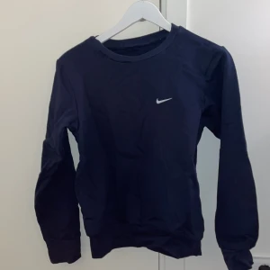 Nike tröja  - denna köptes i Spanien å har ett Nike märke. jag köpte denna för 100 svenska kr å säljer för 50kr 💞inga defekter å köparen står för frakten 💞Storlek S 