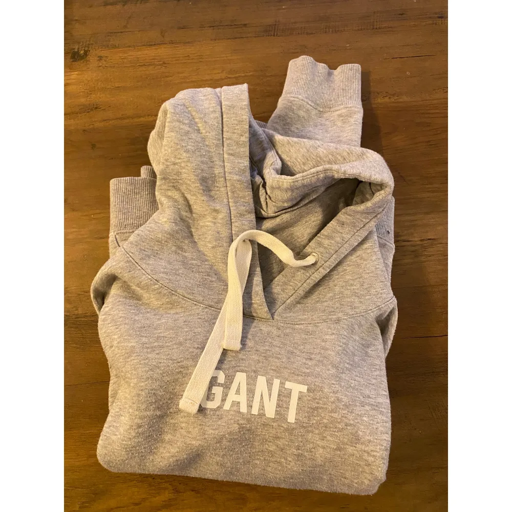 En mysig Gant hoodie som inte kommit till användning då den inte riktigt är min stil. Använd ca 1 gång - mycket fint skick. Tröjor & Koftor.