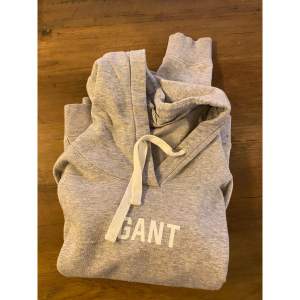 En mysig Gant hoodie som inte kommit till användning då den inte riktigt är min stil. Använd ca 1 gång - mycket fint skick