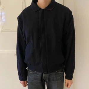 Jacka Gant L - Jacka från Gant i storlek L, kan vändas ut och in och därmed användas i två olika färger! 