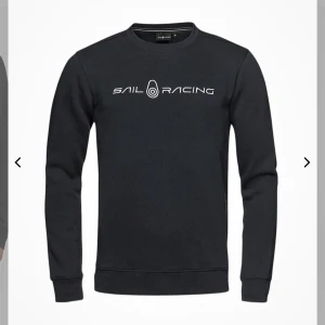 Sail racing sweatshirt - Snygg svart sail racing sweatshirt, inga deffekter och fortfarande väldigt bra skick. Strl M. Skriv privat för egna bilder 