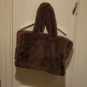 Ny grå väska. Teddy. Päls. Gina Tricot - Så fin väska. Ny och oanvänd. Köpt på Gina Tricot. Stor. Finare grå i verkligheten. Mjuk och gosig.