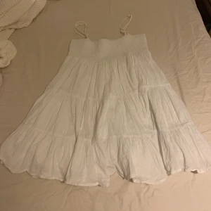 Zara klänning - Vit sommrig klänning från zara. Inte använd mycket men två små gräsfläckar slutet av själva kjolen