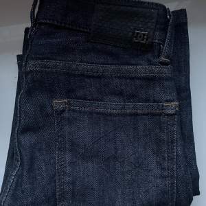 mörka DC jeans i storlek 25 köpta från sellpy superbra kvalitet!!