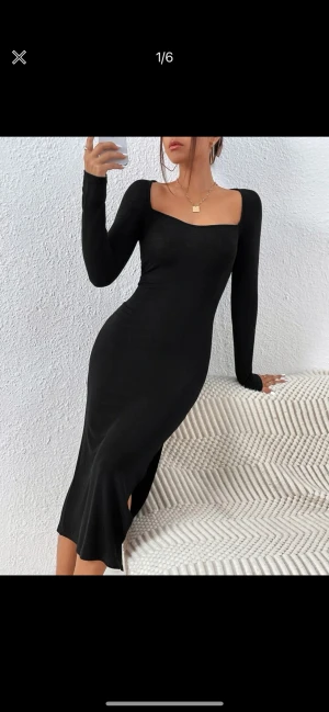 Svart klänning  - Jättefin klänning nyköpt har endast testat den, då den var för kort. Men den sitter jättebra på.