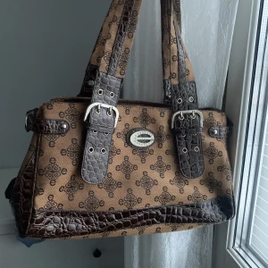 Väska - Skitsnygg väska, frakten kan variera!!! Skriv till mig innan ni köper!🫶🏼🖤