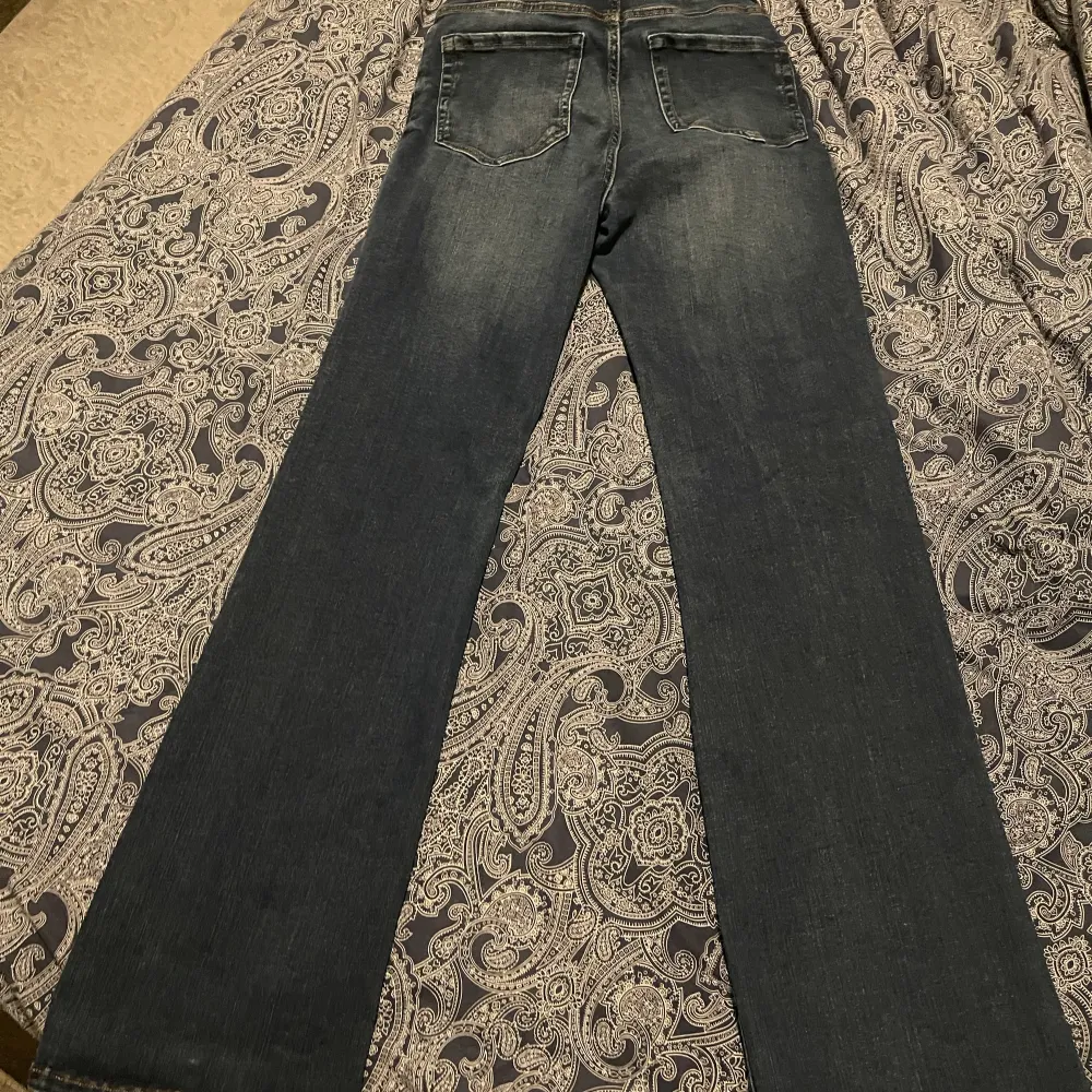 Nya jeans använt dom 10gånger rena är inte sönder köp nu!! Köpte dom för 600kr säljer för 350kr och är både streciga . Jeans & Byxor.
