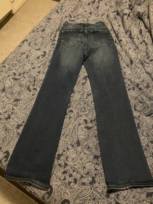 Jeans - Nya jeans använt dom 10gånger rena är inte sönder köp nu!! Köpte dom för 600kr säljer för 350kr och är både streciga 