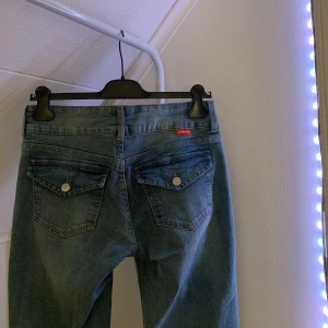 Low waisted jeans med unika fickor från H&M - Låg midjade jeans med unika fickor från H&M.  Nyskick. Modell: ”Flare”  90s look