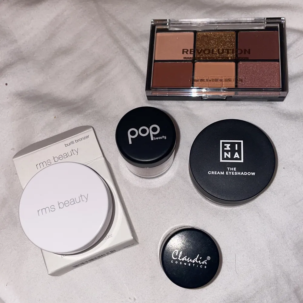 Blandade sminkprodukter  Revolution palett - 20kr 3ina cream eyeshadow - 100kr Claudia ögonskugga - 10kr Pop beauty pigment - 50kr Rms beauty bronzer swatchad - 150kr Frakt tillkommer, bättre pris om man köper allt. Accessoarer.