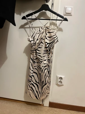 Zara klänning - Zebramönstrad klänning från Zara, storlek XS