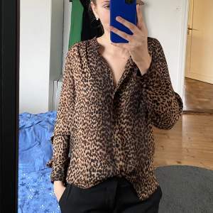 Söt leopardmönstrad skjorta ifrån Hm. Den är i storlek 34 men den sitter mer som 36!💕