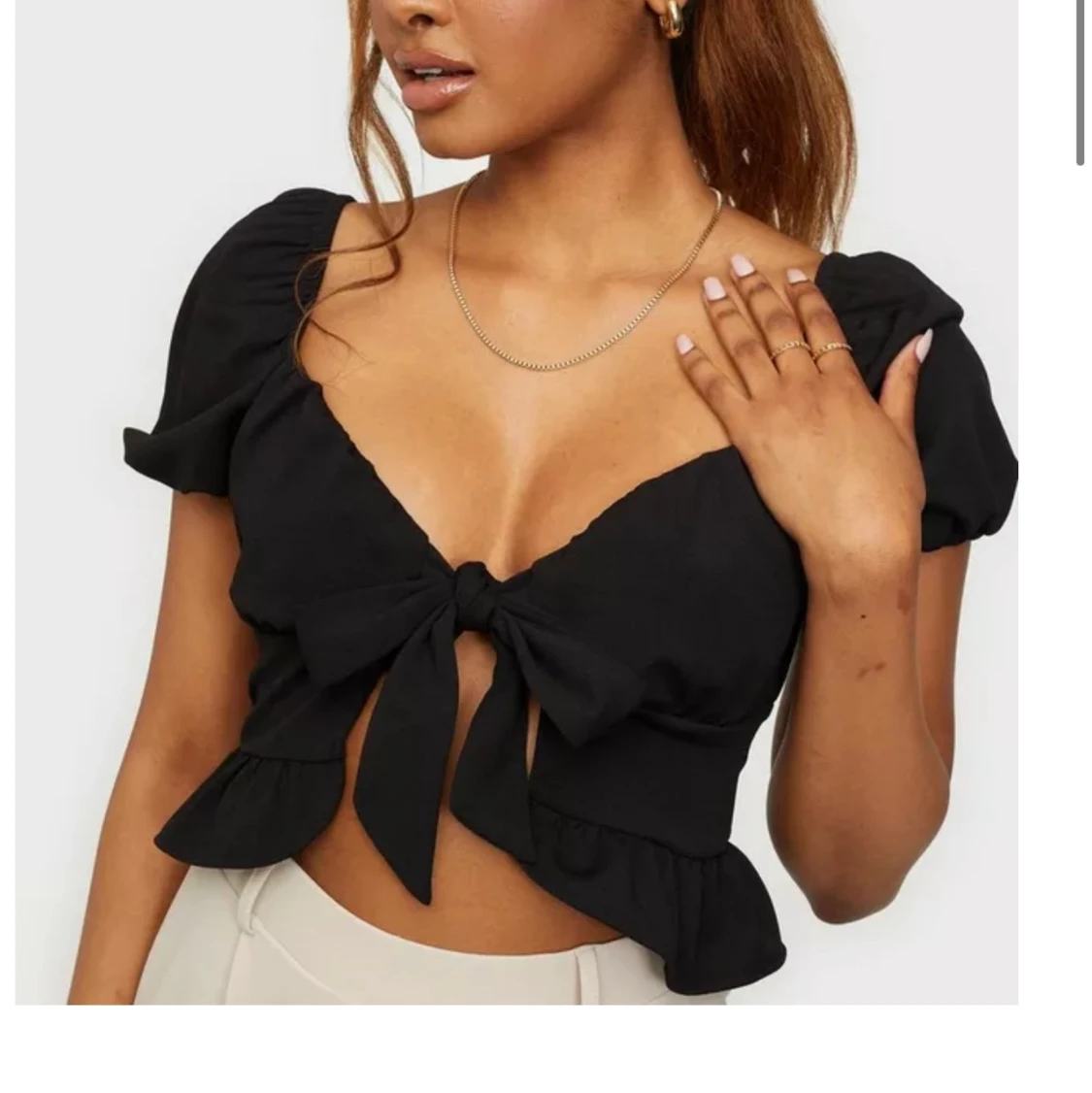Svart topp med knytning fram