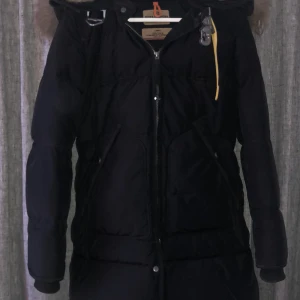 Parajumper Longbear - Säljer min supersnygga svarta Parajumper Longbear strlk xs. Mycket fräsch (rökfri!) sparsamt använd. Kvitto, tags och extra knappar medföljer. Kan skickas spårbart via postnord mot fraktkostnad.
