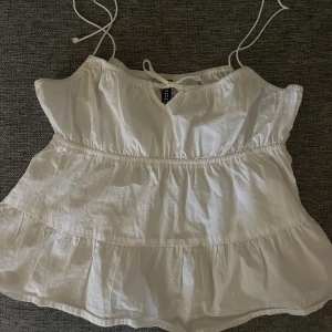 Fint linne - Fint linne med volanger från h&m som inte används längre. 