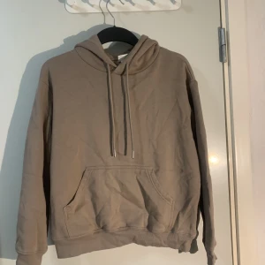 Brun hoodie  - Basic hoodie från HM stl XS  (Strykning erbjuds vid köp)