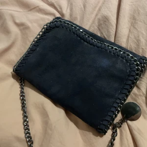 Tiamo väska - Jätte fin blå glittrig tiamo väska, köpt på plick för ca ett år sen för 400kr. Inga defekter❤️Kan skicka fler bilder privat hur den ser ut på