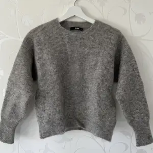 Supersnygg grå stickad tröja från bikbok, knappt använd