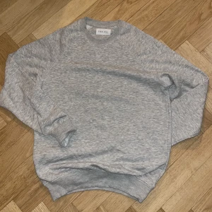 COLLEGE TRÖJA - fin collegetröja utan tryck som är bra att ha och enkel att stylea. Hermodell men fungerar som unisex. Söt ljusgrå färg!!!💘💗💘💗💘💗