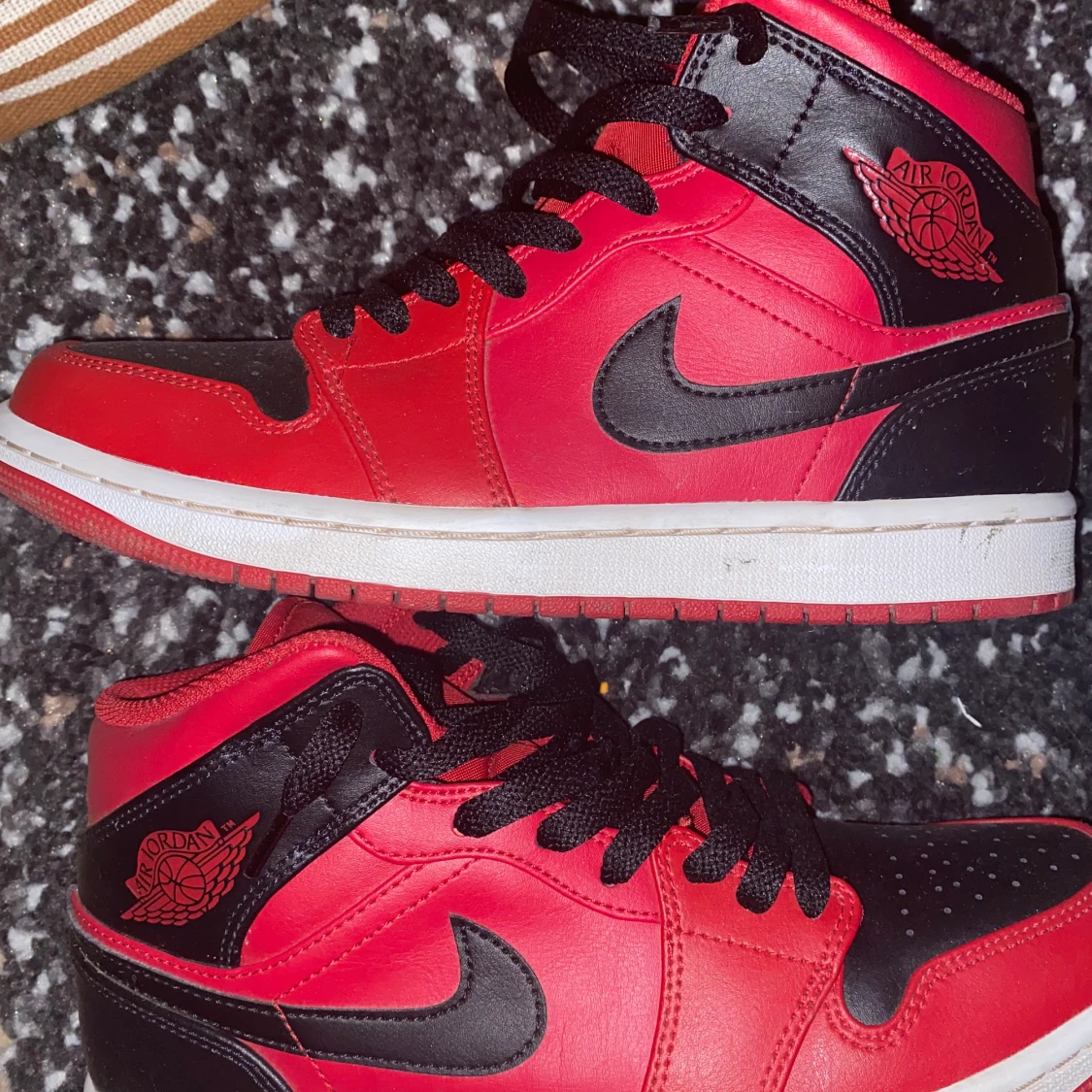 Jordan 1 mids
