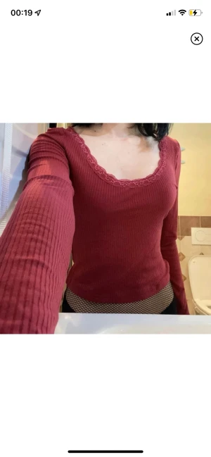 Röd Topp - Röd långärmad tröja❤️ aldrig använd tyvärr och just därför jag nu säljer den❤️ super fin vinröd färg och enkelt bas tröja som passar till mycket❤️