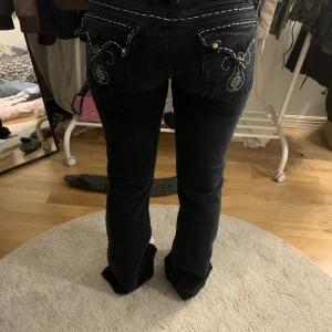 Miss me jeans - Jätte coola Jeans som jag är ganska säker är från Miss Me. Finns ingen tag på jeansen men förra säljaren menar att det ska vara Miss Me. Storlek framgår inte på jensen men passar XS-S. Väldigt bra skick. Pris går att diskutera💞  Köpare står för frakt!