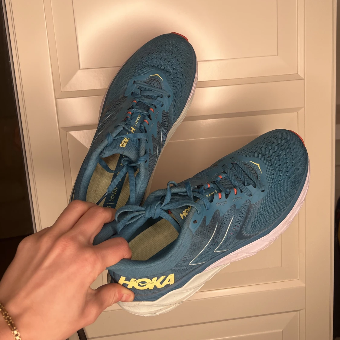 HOKA Arahi 5 