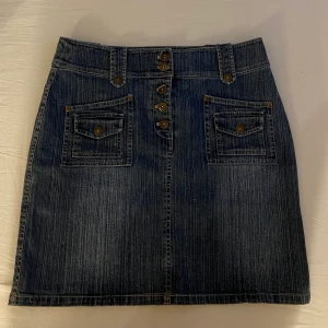 Jeans kjol - Jätte fin jeanskjol! Den är köpt secondhand men är i väldigt bra skick! 