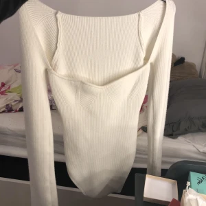 Trendig tröja  - Säljer nu min älskade tröja då jag behöver pengar. Köpte denna för runt 800kr. Kommer inte ihåg märket men köpte den utomlands. Aldrig använd då jag inte ville att den skulle få några fläckar eller så. 