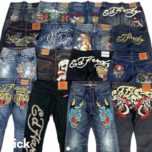 SÖKER ed hardy jeans - Skriv gärna om du har nåt liknande par av dem på bilden