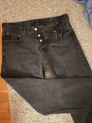 Space byxor - Köpte dessa för en månad sen men råkat köpa killbyxor så säljer dessa nu för ett billigare pris än original priset ( 600kr ) säljer för 300kr Baggyjeans sitter ganska löst, långa i benen, och väldigt sköna, lite stora för mig (160cm)☺️☺️