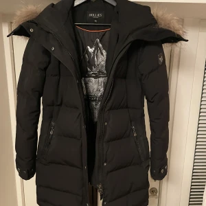 Hollies vinterjacka  - Svart vinterjacka från Hollies i fint skick. Äkta päls. 