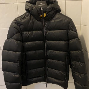 ParaJumper Jacka - Pharell Sheen High Gloss Köpt hösten 2022 från Care of Carl Använd väldigt fåtal gånger då den var för kort tyvärr och även anledningen till att jag säljer den vidare🖤 Nypris 5799kr, säljer för 4200kr !!