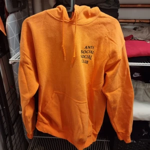 Anti social social club - Nopprig, litet hål. Storlek L  350kr:-