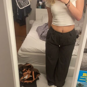 kostymbyxor! - jättefina randiga kostymbyxor köpta på pull&bear som jag själv sytt om till lågmidjade:)