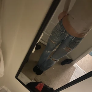 lågmidjade jeans - skit snygga lågmidjade jeans, säljer då de inte kommer till användning.❤️