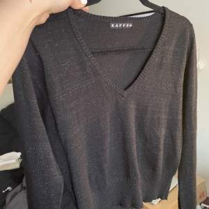 Glittrig v-ringad tröja i storlek S/M, lite croppad🥰 perfekt till nyår!